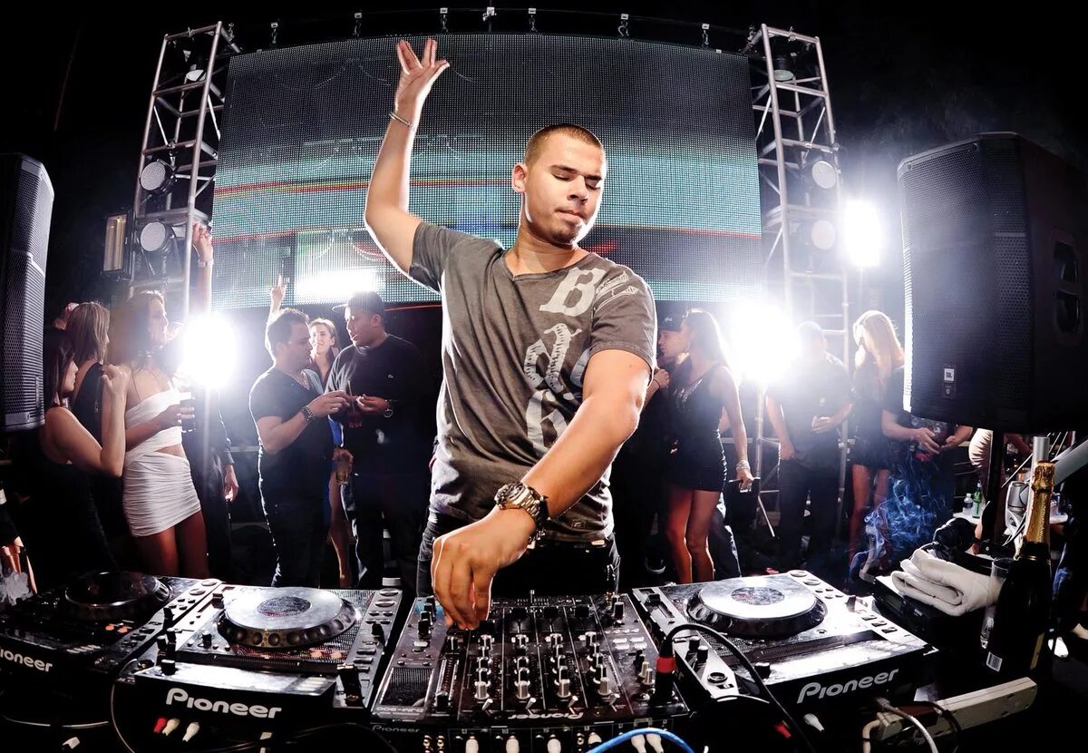 DJ Afrojack. Фотосессия для диджея. Диджей за пультом. Профессиональный диджей.