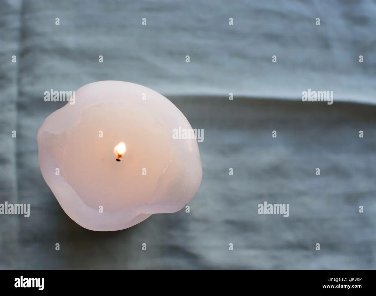 Чайная свеча вид сверху. Свеча сверху. Круглая свеча вид сверху. Свеча сверху. Свечка вид сверху.