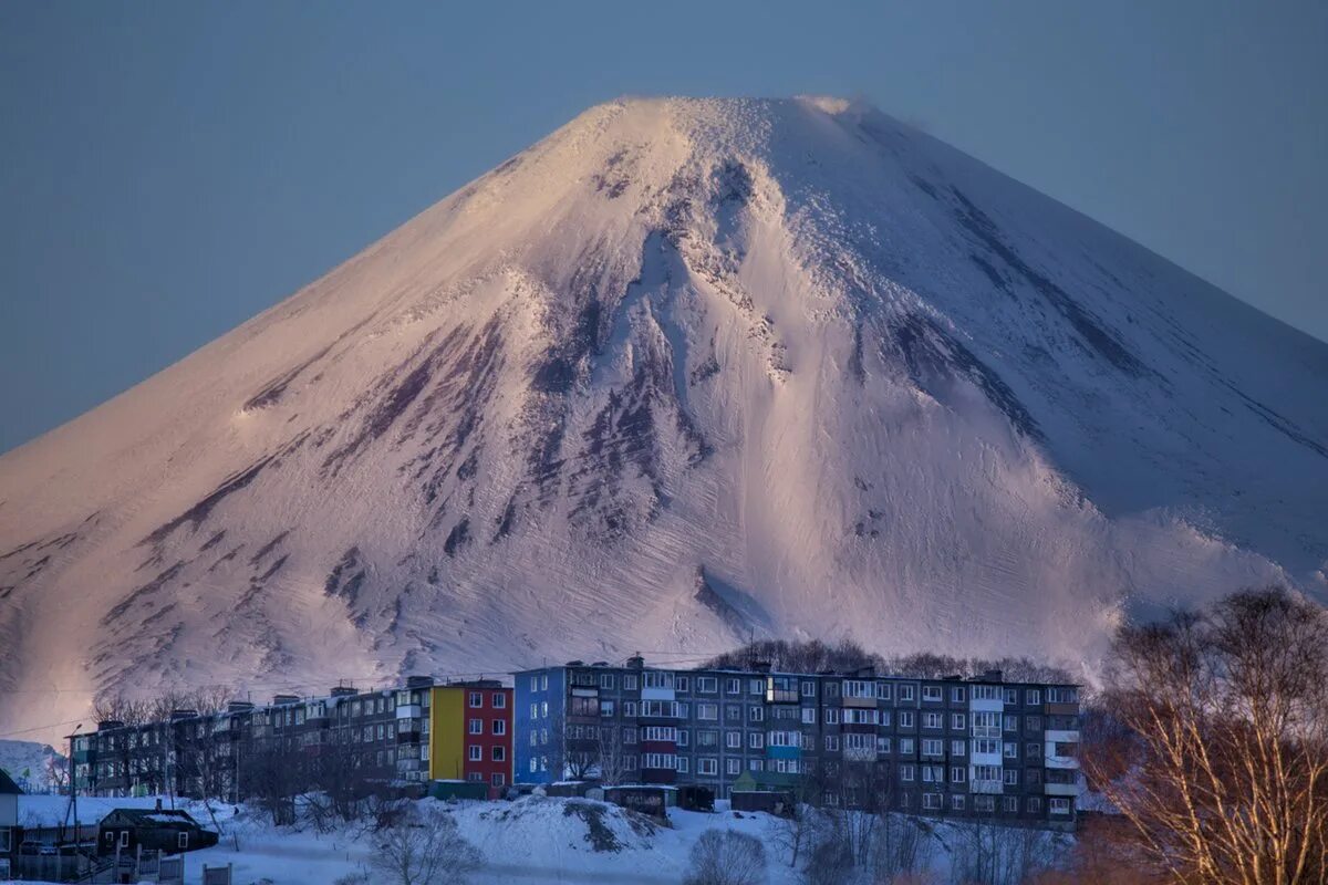 Сопка горный. Авачинская сопка Камчатка. Петропавловск Камчатский вулкан Авача. Извержение вулкана Авачинская сопка. Вулканы Камчатки Авачинская сопка.