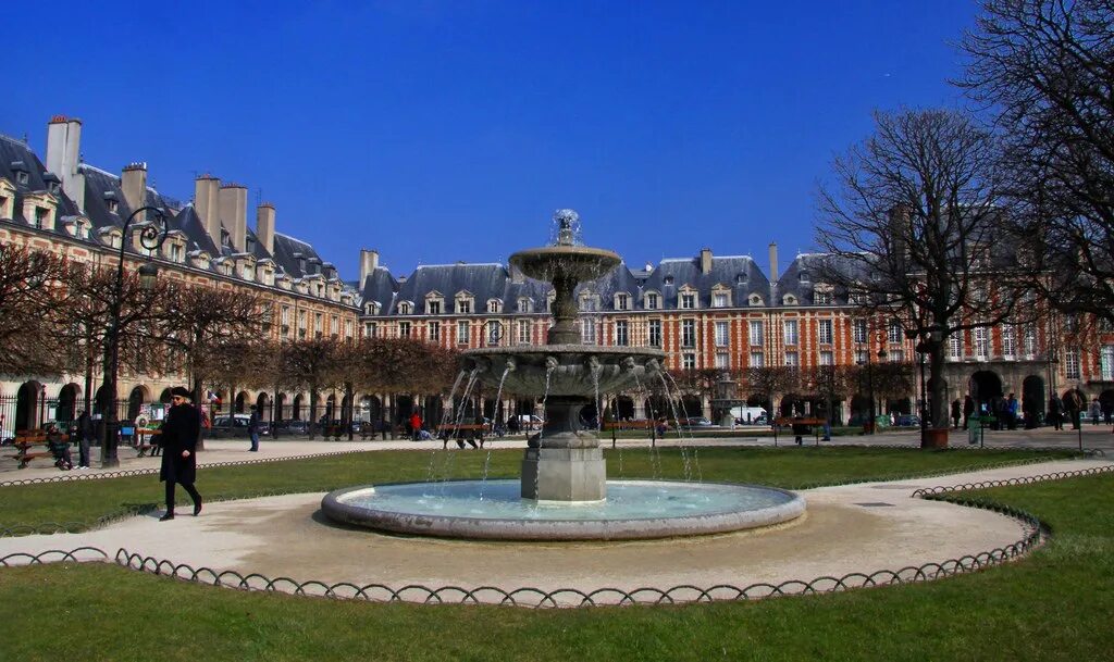 Площадь вогезов в париже. Place des vosges в париже. площадь вогезов (королевская площадь).. площадь вогезов франция париж. площадь вогезов париж памятник.