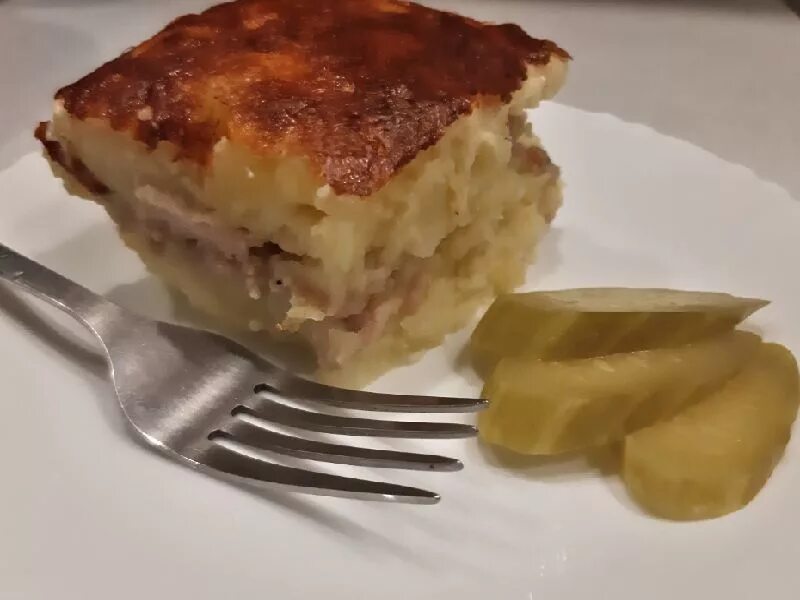 Запеканка с толченой картошкой в духовке. Запеканка с пюре и фаршем в духовке. запеканка толченка с фаршем в духовке. рецепт запеканки с пюре и мясом. как делается заливка на запеканку пюрешка с фаршем.