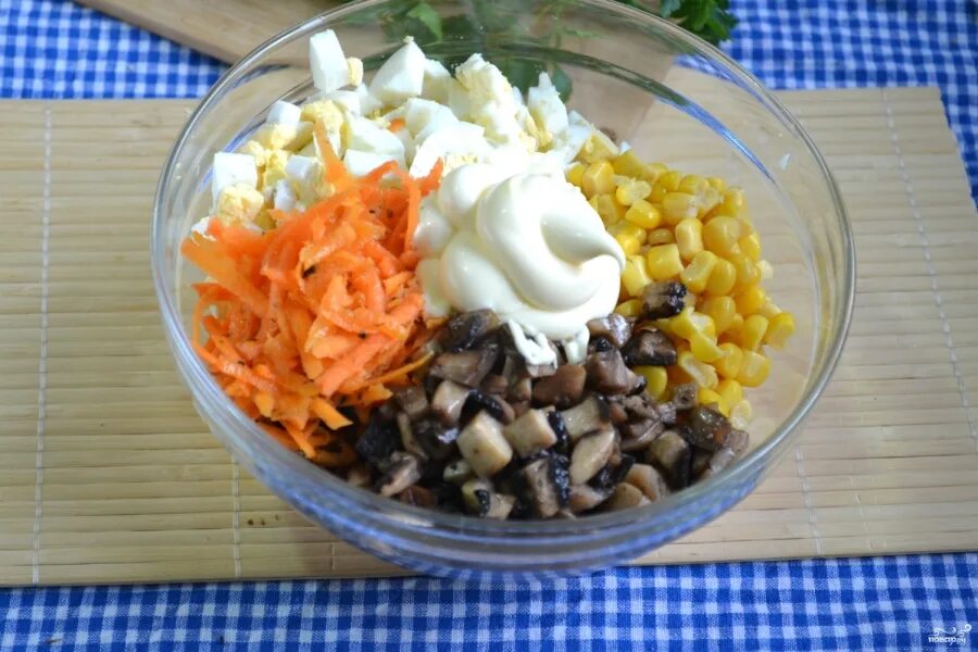 Салат копченая курица корейская морковь кукуруза грибы. Салат с корейской морковью и курицей и кукурузой. Салат с шампиньонами и корейской морковью. Салат из курицы с грибами и корейской морковью.