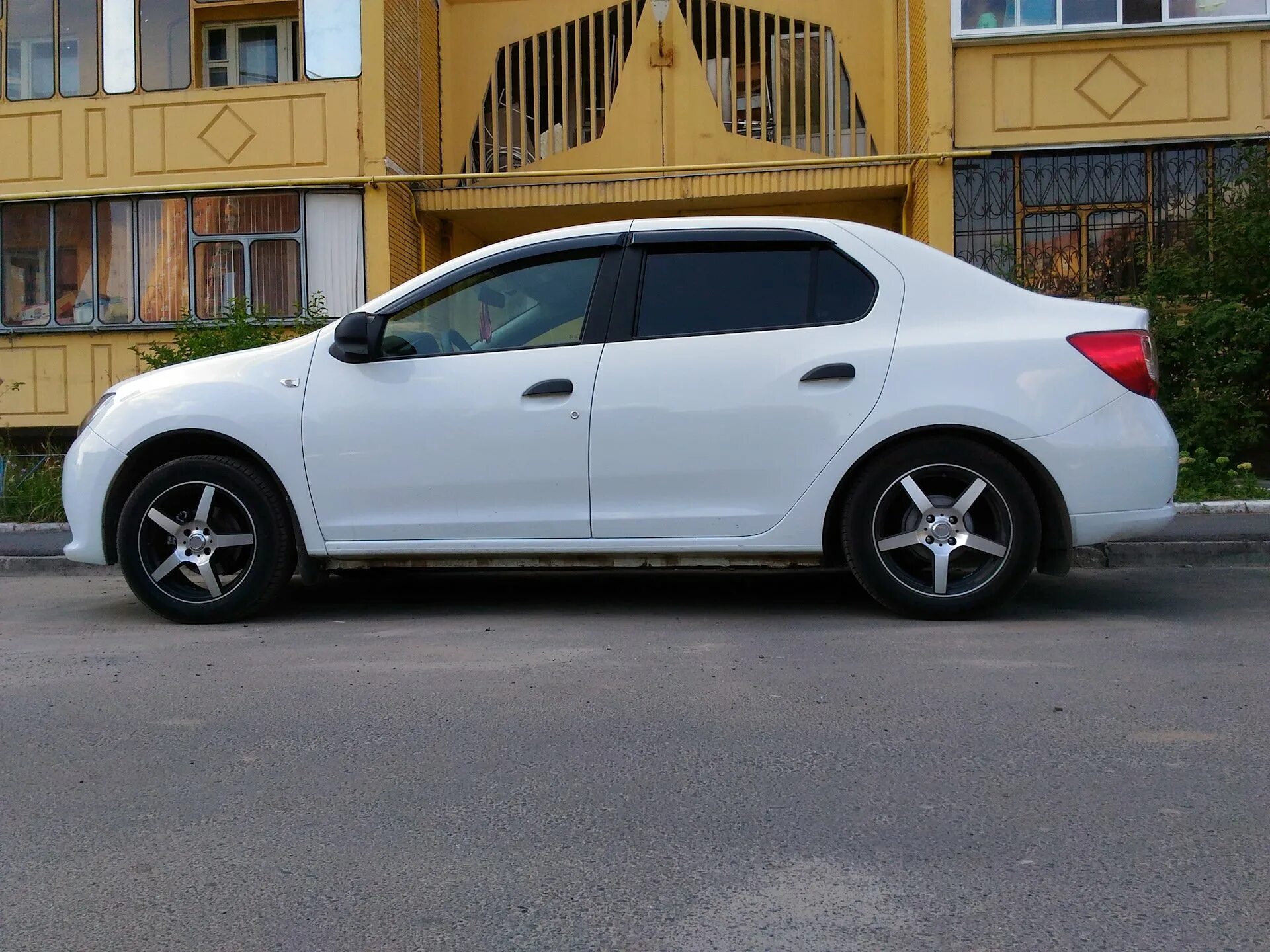 Renault Logan 2 r17. Рено Логан 2 r17. Рено Логан 2 белый на литье. Рено Логан 2 белая на литье р 17. Рено р17