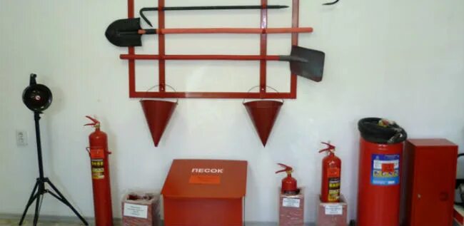 щит пожарный щп-е комплектация. щит пожарный закрытый металлический с сеткой 1200 700 300 без комплекта. комплектация пожарного щита 2022 года. комплектный пожарный щит типа щп-в престиж щпо 618-01. пожарный щит на предприятии.