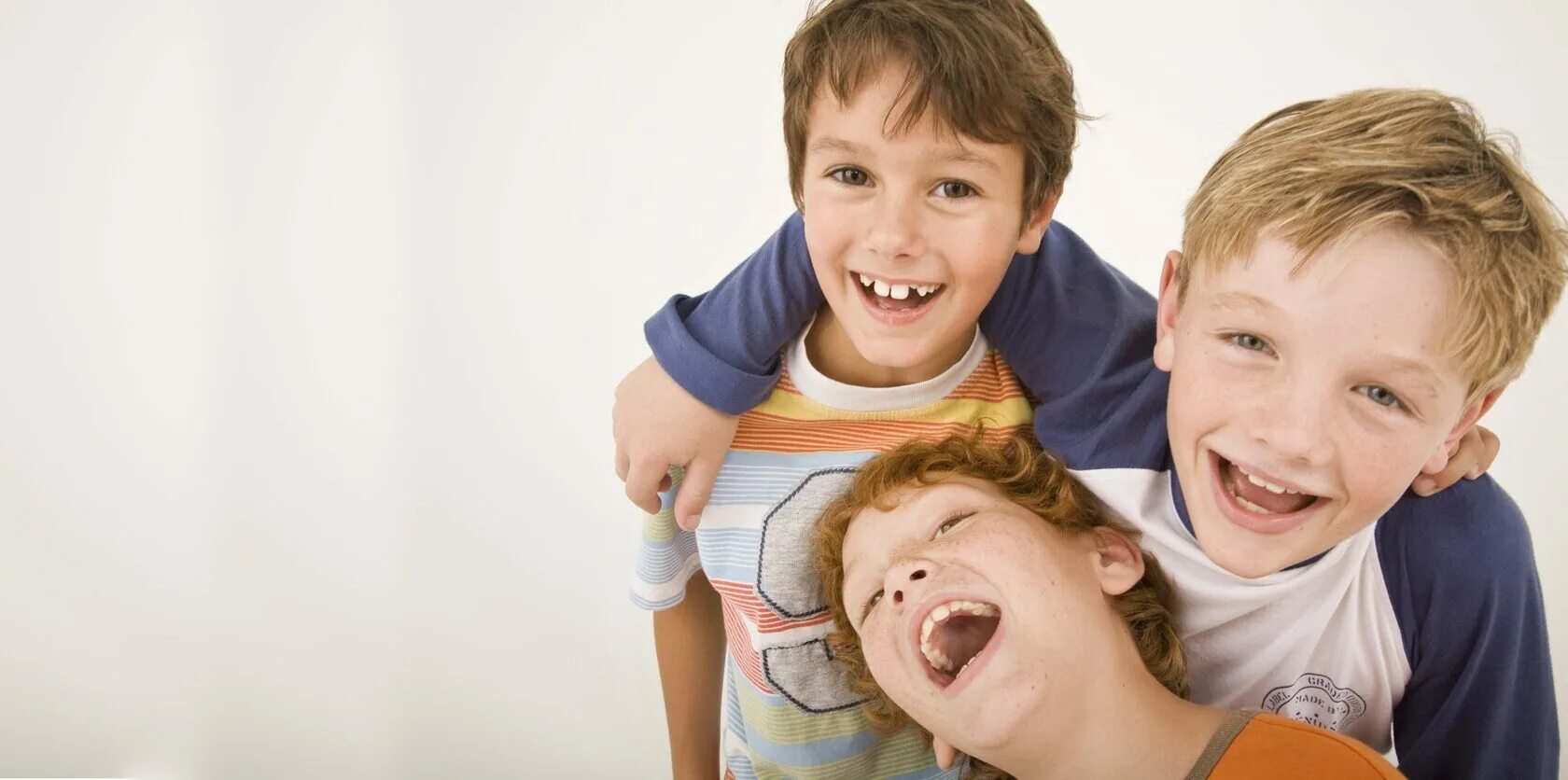 Children laughing. Толпа детей смеется. Дети смеются. Общение дошкольников со сверстниками. Ребенок со сверстниками.