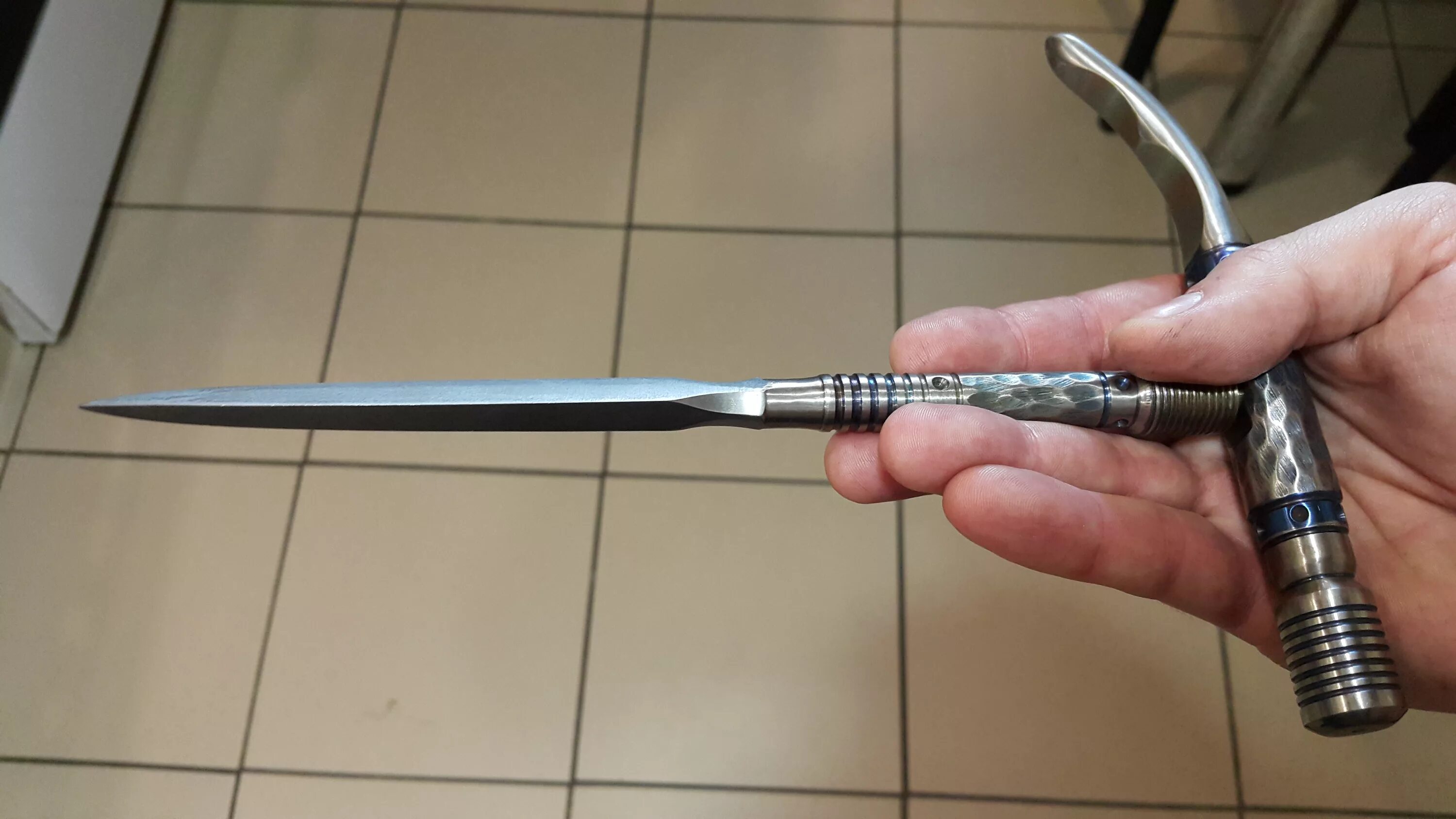 Изделия из титана бытовые. Фрезеровка титана. Кольца из титана. Как сделать титановую. Титановая монтажка 650-700 мм.