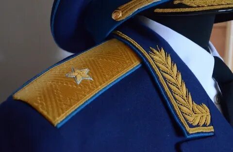 Форма с золотыми погонами