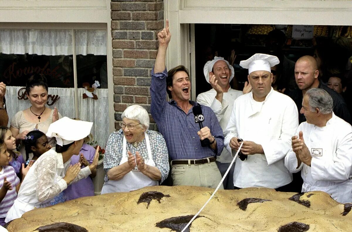 Брюс Всемогущий (2003). Брюс Всемогущий (Bruce Almighty). Джим Керри Брюс Всемогущий журналист. Брюс могущий