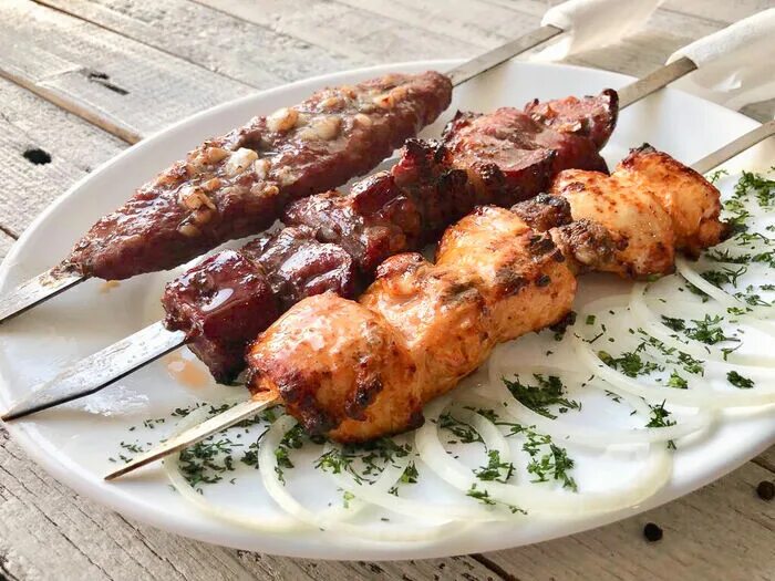 Шашлык на шампуре. Шашлык. Шашлык на мангале. Жарим шашлык. Шашлык из свинины.