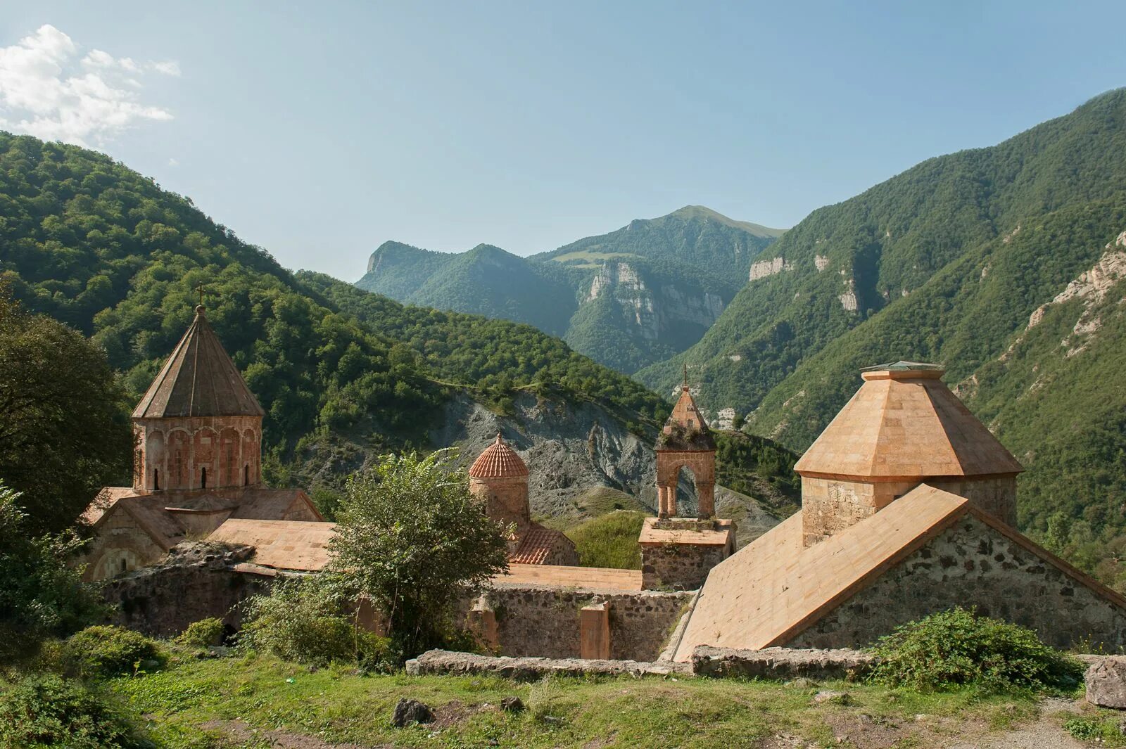 Арцах видео. Дадиванк монастырь Армения. Нагорный Карабах Дадиванк. Монастырь Дадиванк Нагорный. Монастырь Дадиванк в Карабахе.