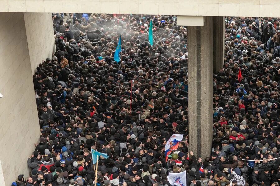 26 Февраля 2014 Крым митинг. 26 Февраля митинг в Симферополе. Митинг 26 февраля 2014 Симферополь. Митинг в Симферополе 2014. Митинг в симферополе