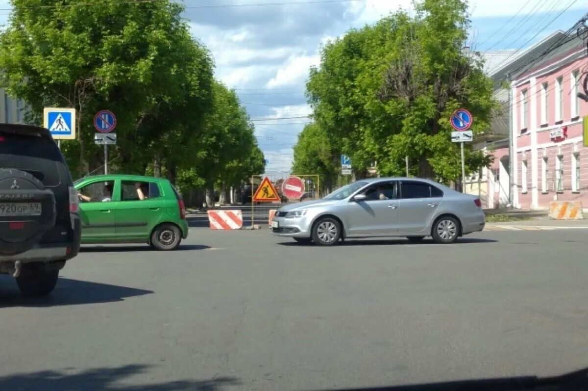 Почему перекрыли площадь. Перекрывают центр Твери. Перекрыта улица. Перекрытие улиц машинами. Парковка на дороге.