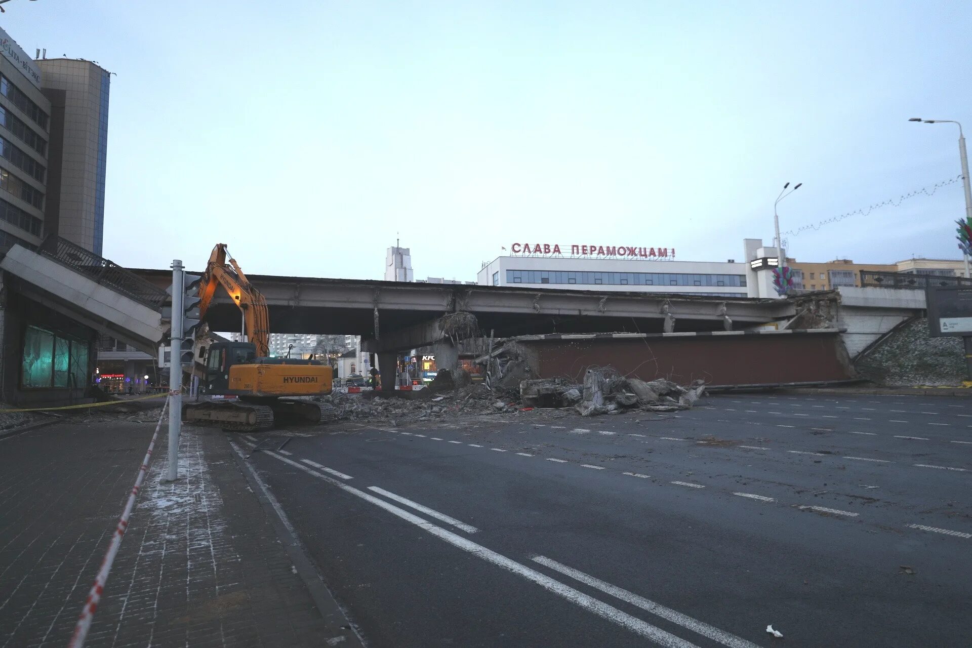 Какой мост обвалился. Минск мост Немига. Мост в Минске обрушился на Немиге. Мост на улице Немига. Минск Немига упал мост.