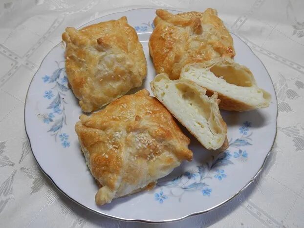 хачапури слойка. хачапури с сыром. конвертики из слоеного теста с сыром. хачапури слоеный грузинский. хачапури лобиани полуслоеный.