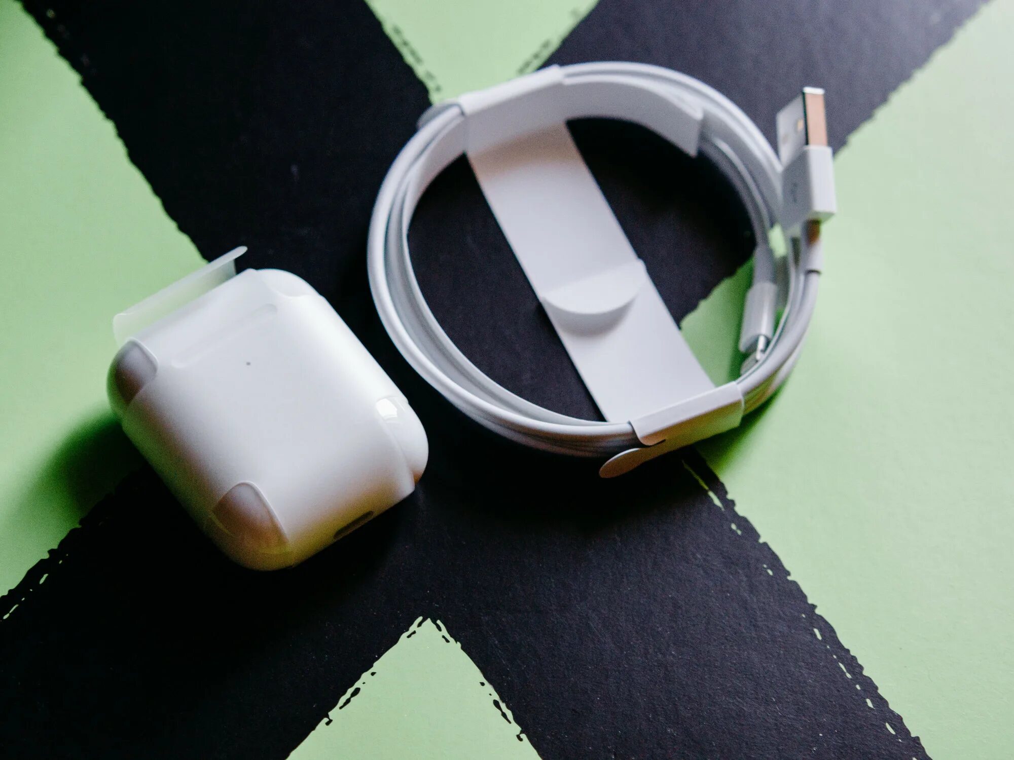 Подлинность наушников apple. Шнур зарядки Apple AIRPODS. Шнур на аирподс про 2. Шлейф AIRPODS 2. Паленые наушники эпл.