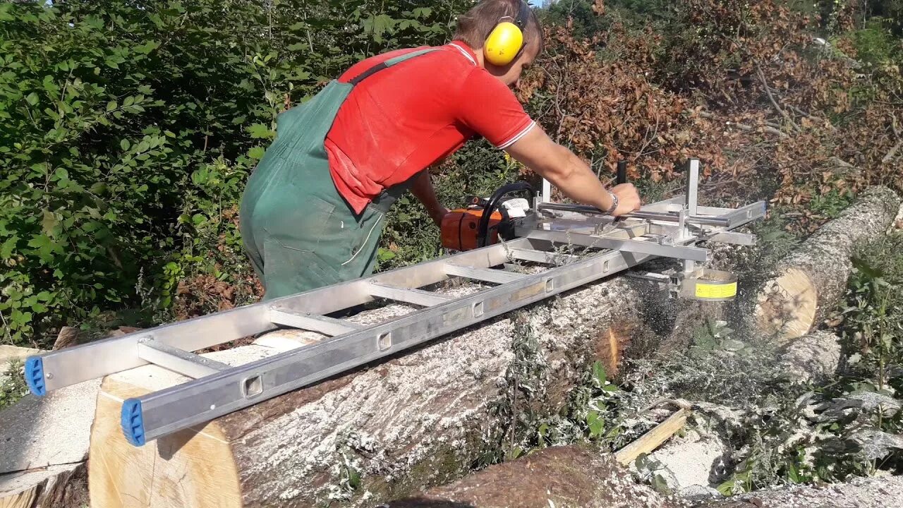 Штиль 661 на пилораме. Распиловка бревен бензопилой. Бензопила дерево. Насадка logosol big mill timmerjigg. Штиль 880 для распиливания льда.