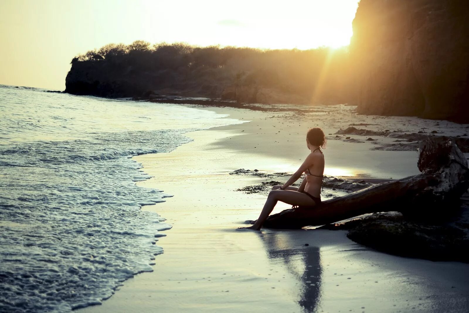 услышав что стоит на берегу. девушка уходит в море. девушка-море. фотосессия у берега моря со стулом. услышав что стоит на берегу.