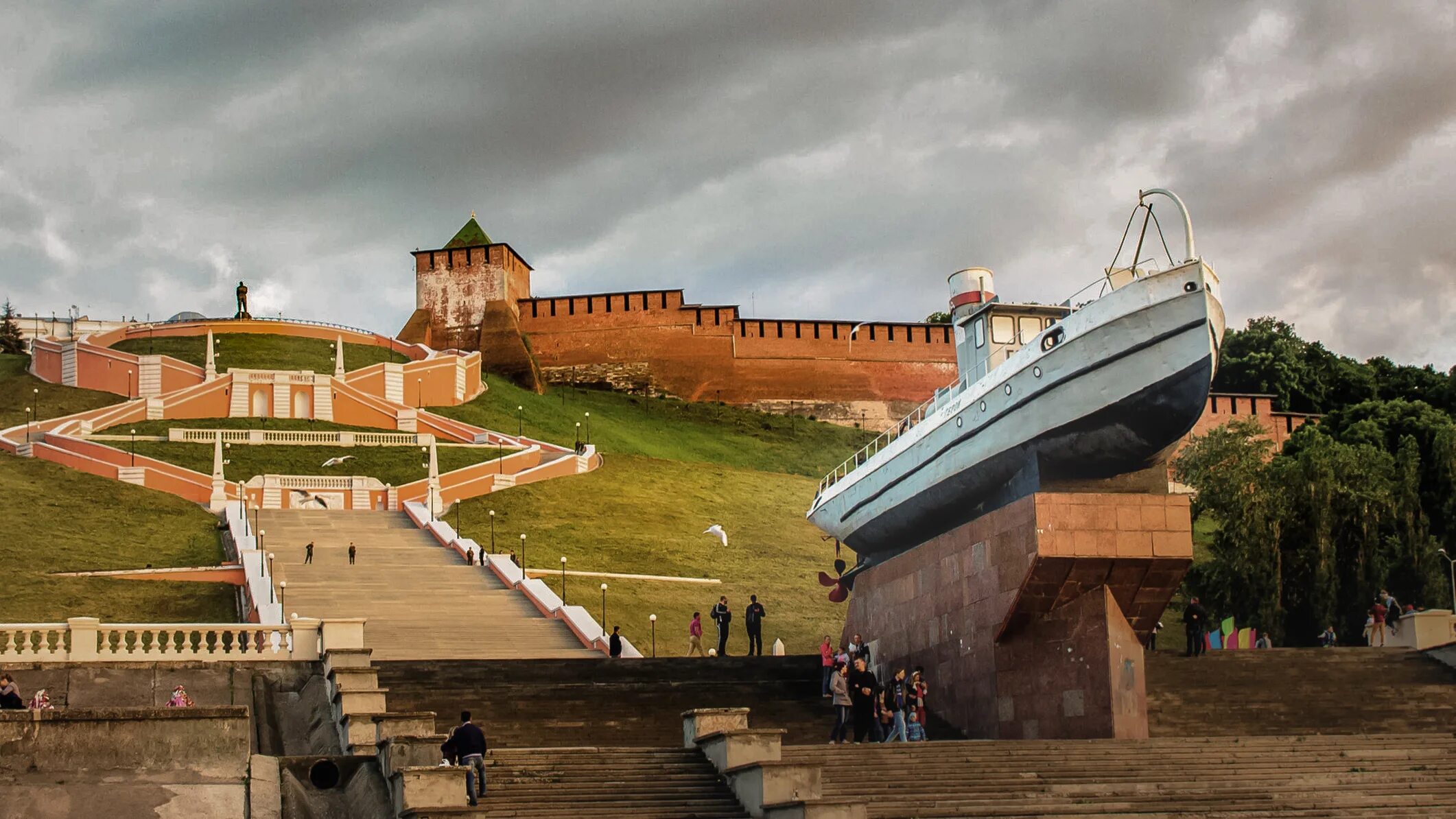 Нижегородский Кремль Чкаловская лестница. Чкаловская лестница и Кремль. Чкаловская лестница достопримечательности Нижнего Новгорода. Город Нижний Новгород Чкаловская лестница. Нижний новгород набережная чкаловская лестница