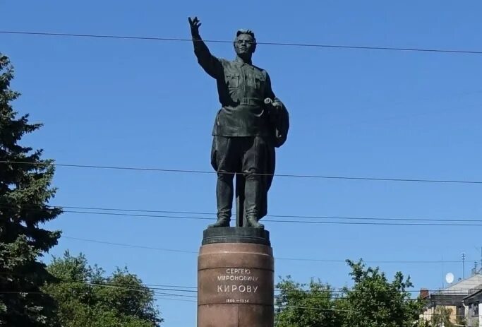Октябрьский проспект памятник. Памятник кирову в кирове на октябрьском проспекте. Октябрьский проспект памятник кирову. Октябрьский проспект памятник. Октябрьский проспект памятник.
