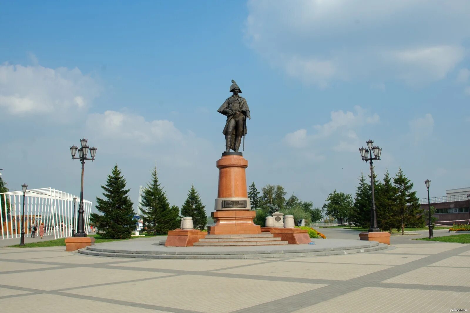 Какие памятники находятся в красноярском крае. Памятник Резанову в Красноярске. Памятник Николаю Резанову в Красноярске. Памятник командору Резанову в Красноярске. Памятник Резанову Николаю Петровичу.