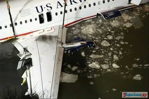 Самолет сел на воду