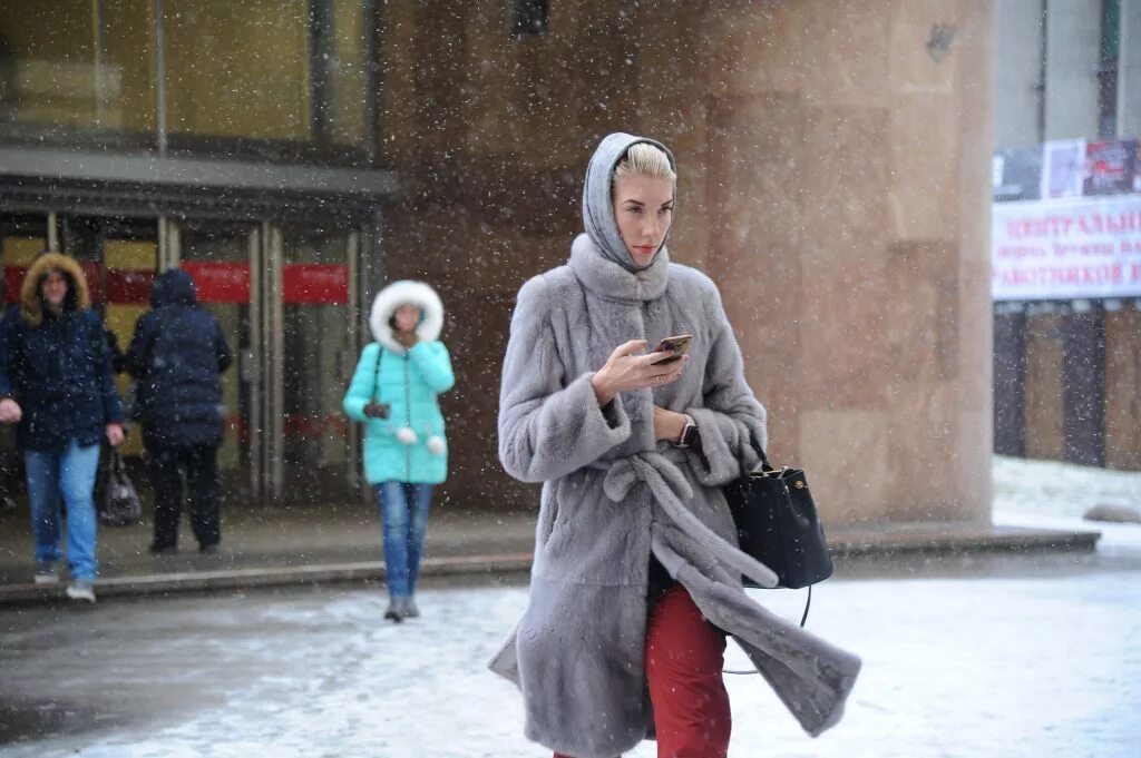В чем сейчас ходят люди. Москвич зимой. Люди на улицах Москвы зимой. Жители Москвы зимой. Москва зима люди.