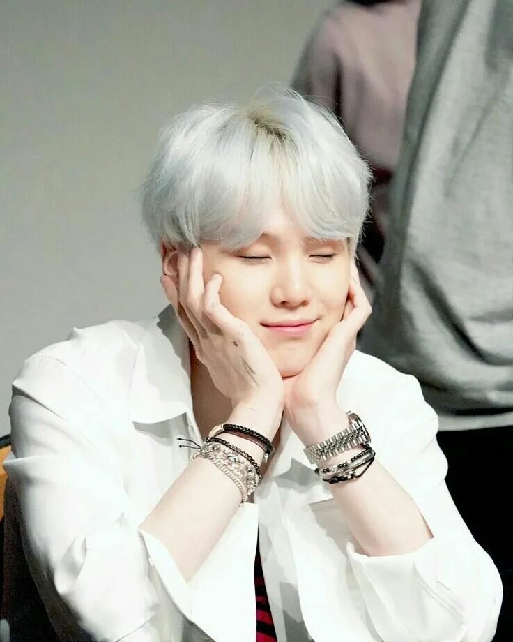 Белые юнги. Шуга Эстетика. Min yoongi. Мин Юнги Эстетика. Юнги белая Эстетика.