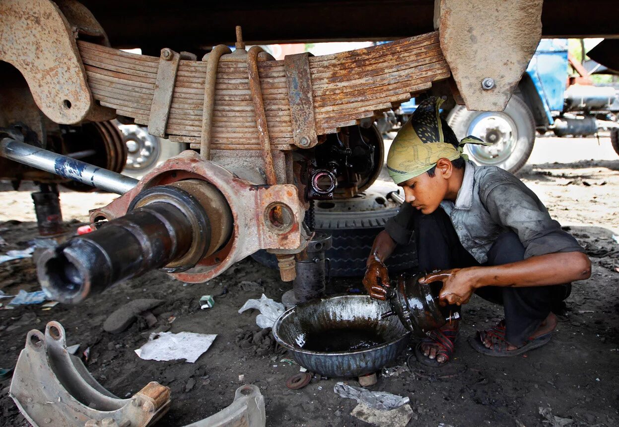 труд в индии. индийский автобус. парии неприкасаемые индии. ремесло индии. индийские рабочие на стройке.