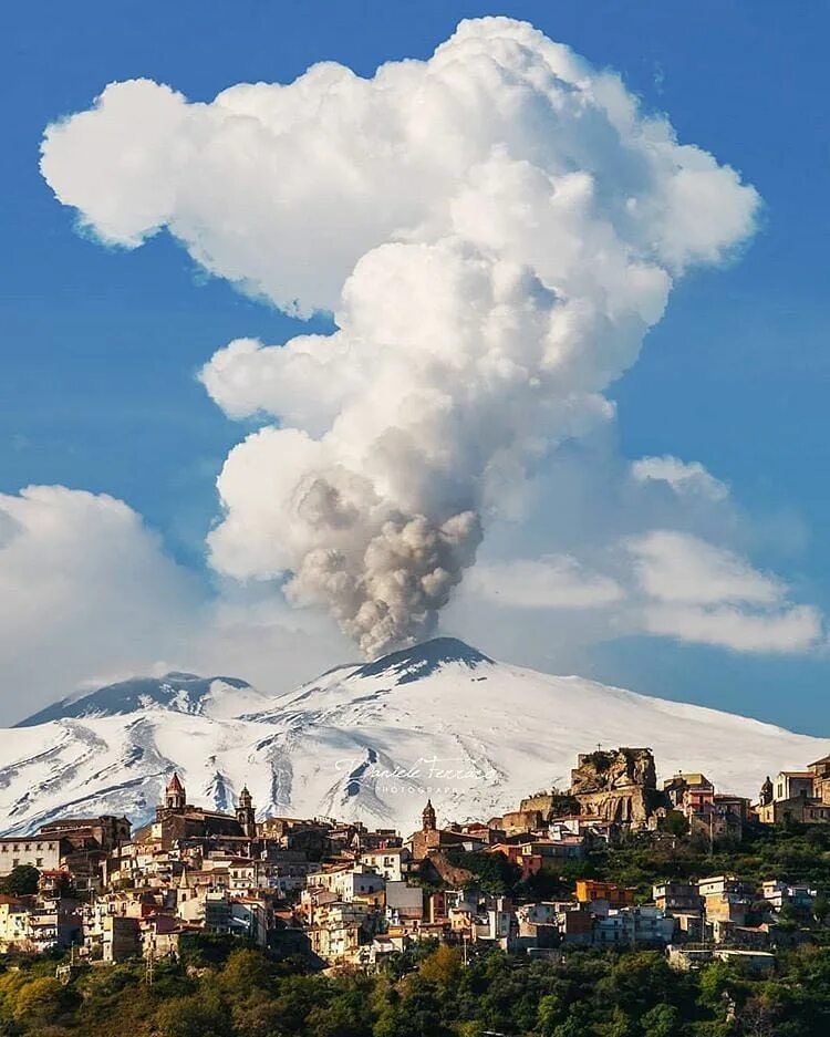 Вулкан Этна в Италии. Остров Сицилия вулкан Этна. Этна Сицилия извержение. Извержение вулкана Этна. Действующий вулкан на сицилии