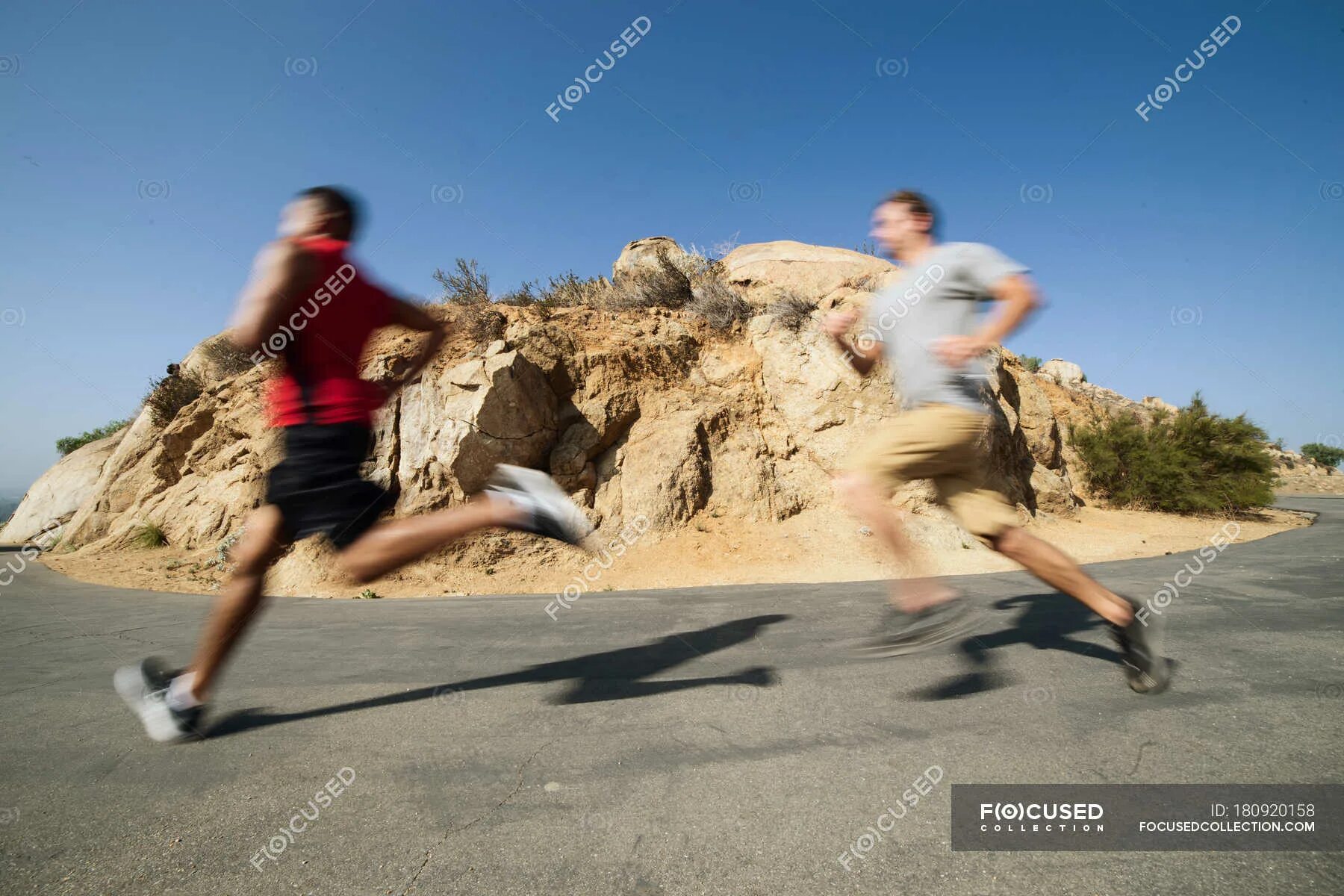 Бегущая толпа людей. Человек убегает. Мужчина бежит от женщины. Люди бегут друг за другом. Люди.