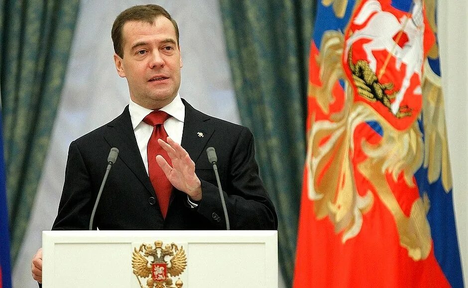 Президентская реформа. Медведев подписывает указ. Медведев подписывает закон.