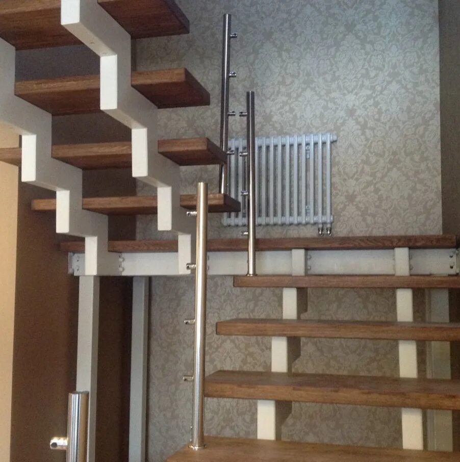 Профильная лестница на второй этаж. Лестница на 2 косоурах. Лестница на 2 этаж на косоурах. Лестница 2 косоура металл. Лестница на второй этаж на косоурах.