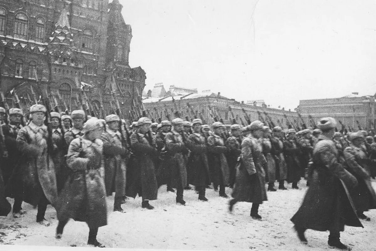 Парад 7 ноября 1941 года. Парад 7 ноября 1941 года в Москве на красной площади. Сталин на параде 1941 года на красной площади. ВОВ 1941 битва за Москву парад. В каких городах россии проходил парад 1941