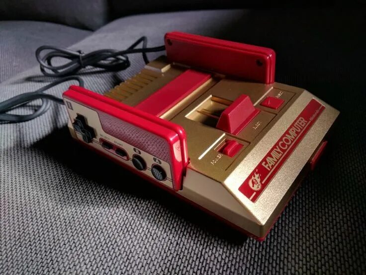 Фамиком приставка. Нинтендо фамиком. Famicom controller. Famicom mini gold. Нинтендо nes 1985.