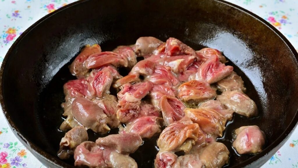 Сколько жарить сердечки на сковороде. Жареные куриные сердечки на сковороде. сердечки с луком на сковороде. ужин куриные сердечки. куриные сердца обжаренные в сковороде.