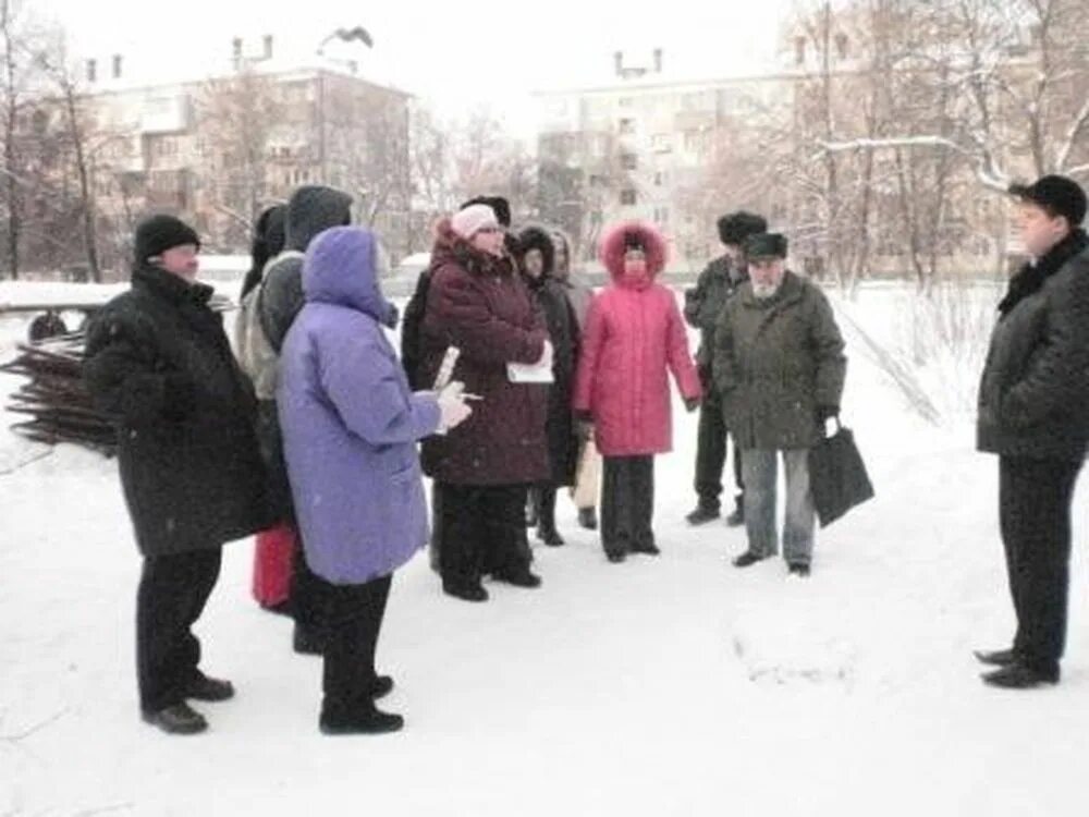 Снег на крыше. Квартира. Крыши многоквартирных домов зимой. Тсж зим. Красноярск декабрь 2002.