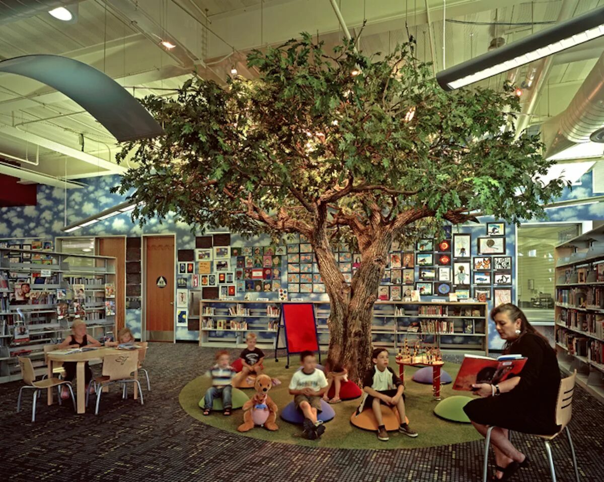 Библиотечное дерево. Эко библиотека. Книжное дерево в библиотеке. Огромное дерево в библиотеке.
