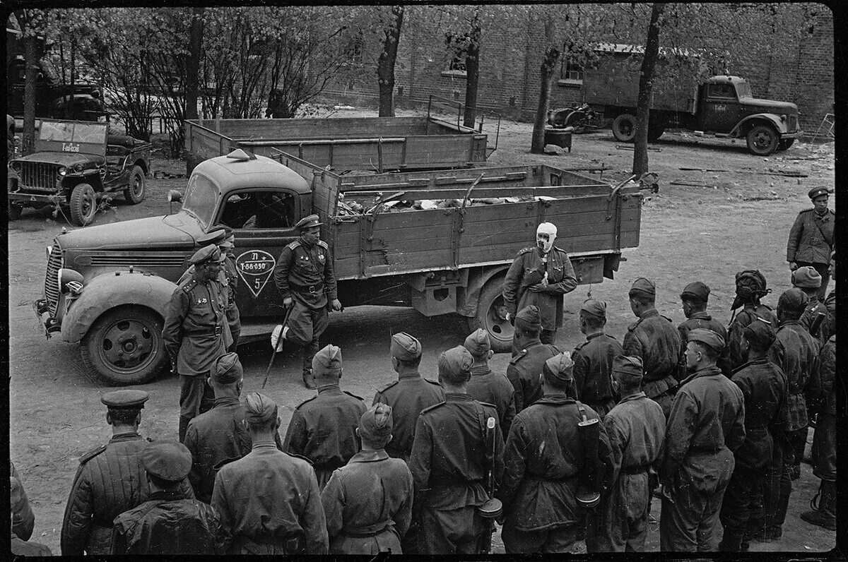 Военные года архив. Фаминский Берлин 1945 танкисты.
