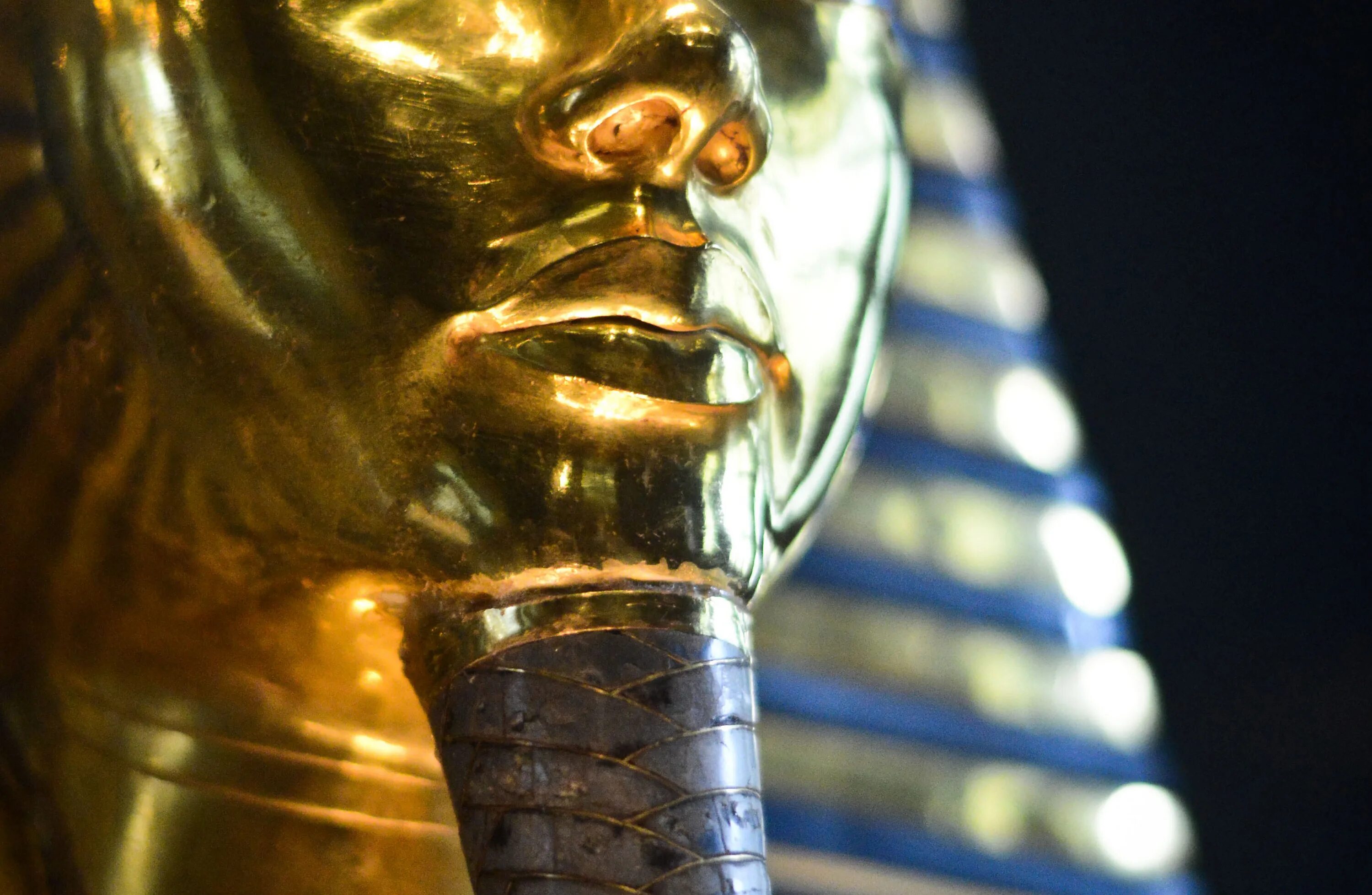 Фараон с бородой. Золотая погребальная маска Тутанхамона. Золотая маска Тутанхамона. Маска Тутанхамона в музее. Тутанхамон маска.