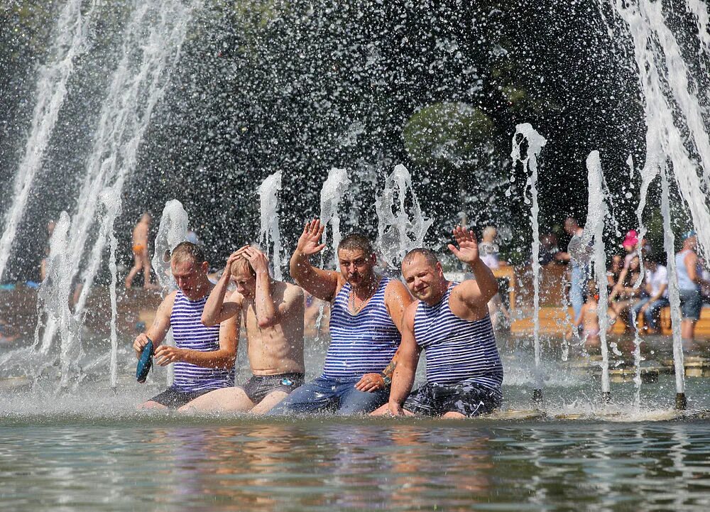 Кто купается в фонтанах. Десантники в фонтане. вдв в фонтане. день вдв фонтан. купание десантников в фонтанах.