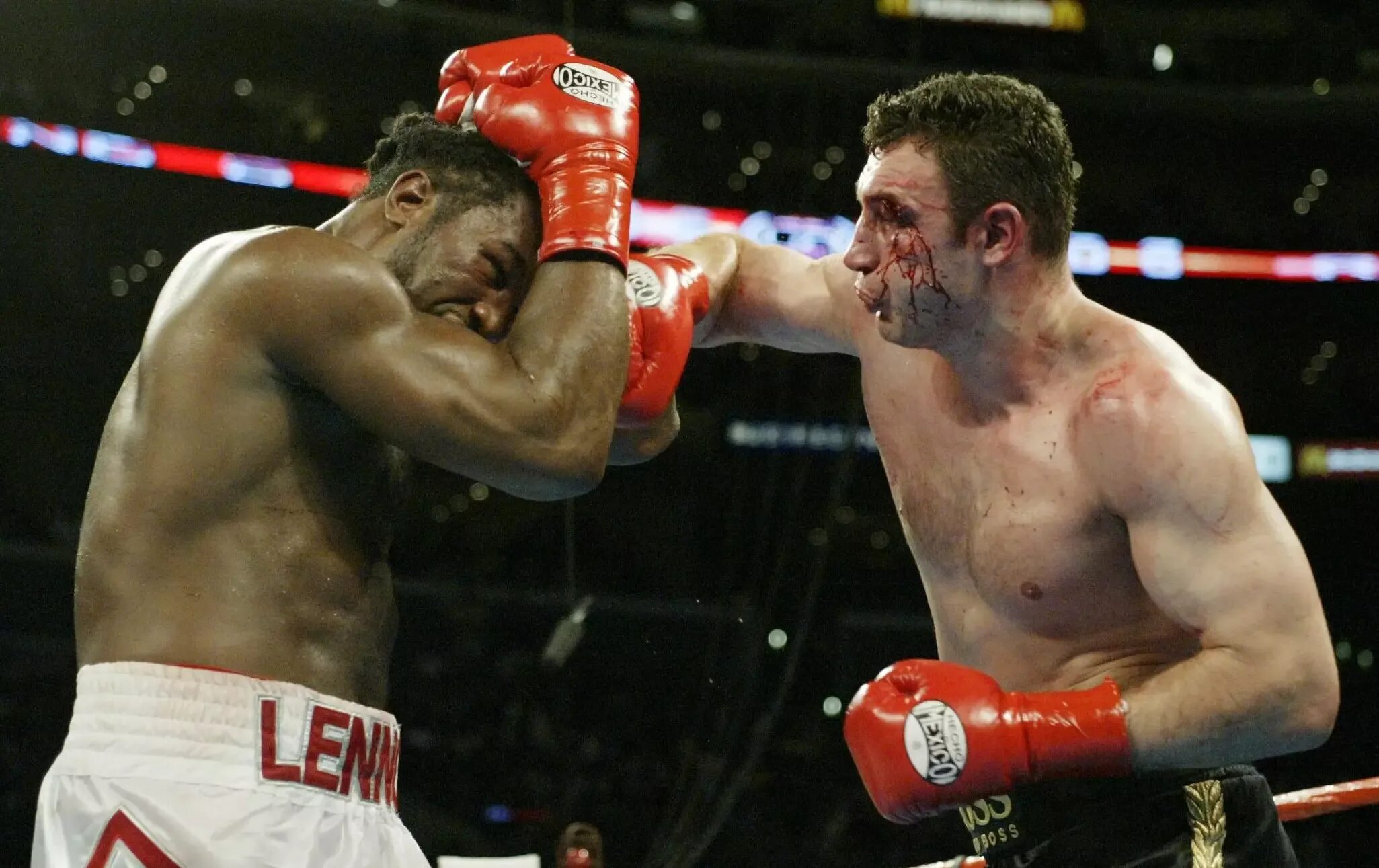 Бой против кличко. Виталий кличко леннокс льюис. бой леннокс льюис и виталий кличко. кличко виталий бой с льюисом. леннокс льюис в нокауте.