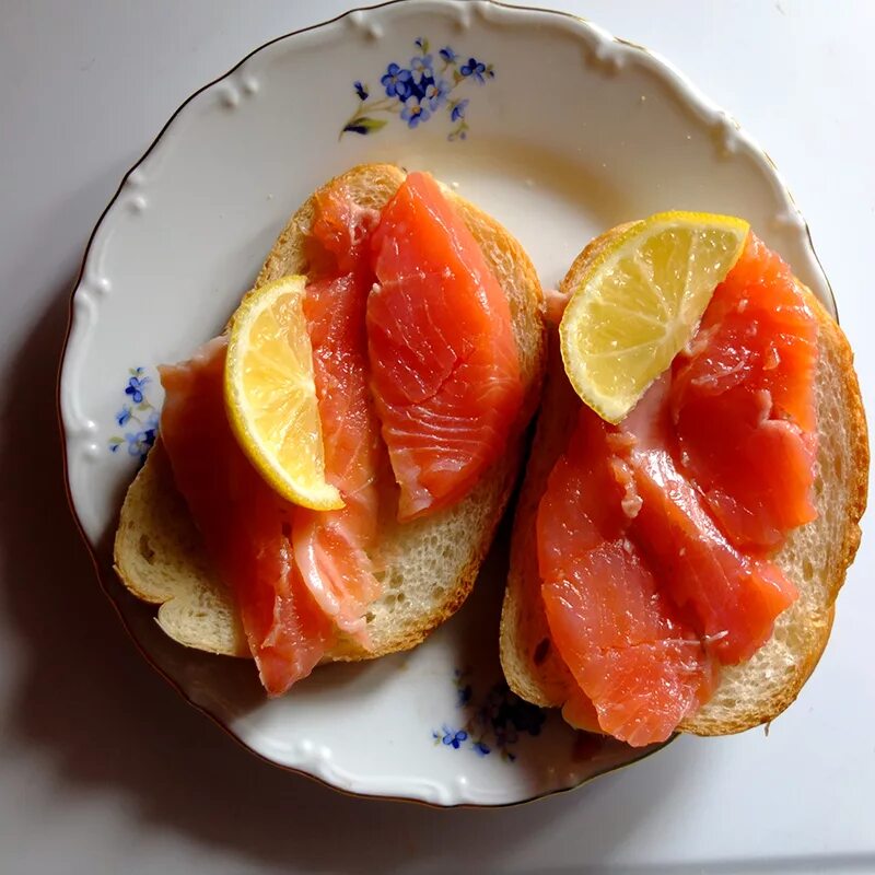 масло с лососем для бутербродов. бутерброды с семгой и творожным сыром. бутерброд с малосольной форелью. бутерброды с горбушей соленой. бутерброды с красной рыбой.