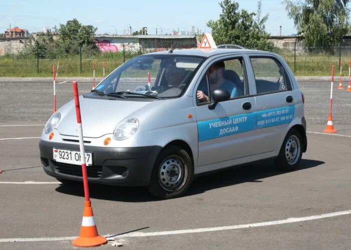 Вождения автошкола минск. Машины автошколы ДОСААФ. Учебный автомобиль ДОСААФ. Автошкола Минск. Машина инструктора вид спереди.