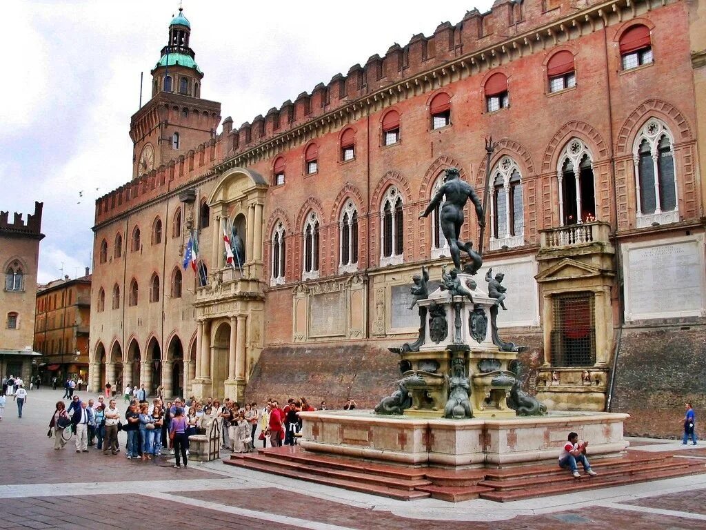 Самые первые университеты появились в. Болонский университет (Италия, Болонья). Первый университет в Болонье. Средневековый университет в Болонье. Университет в Болонье в средние века.