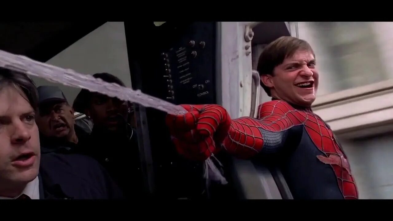 Spider man train he couldn t stop. человек паук останавливает поезд фото. питер паркер тоби магуайр поезд. тоби магуайр человек паук 2004. питер паркер человек паук 2 2004.