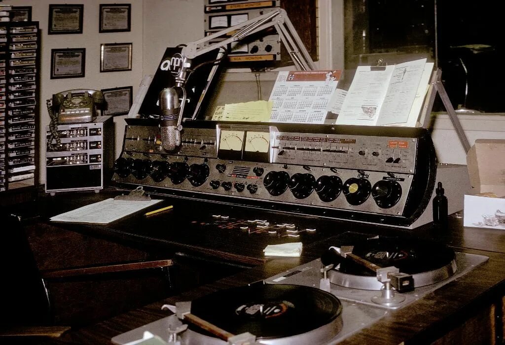 Установить станции радио. The Radio Station. Old Radio Station. CSSR Tesla Radio Station. Radio Studio.