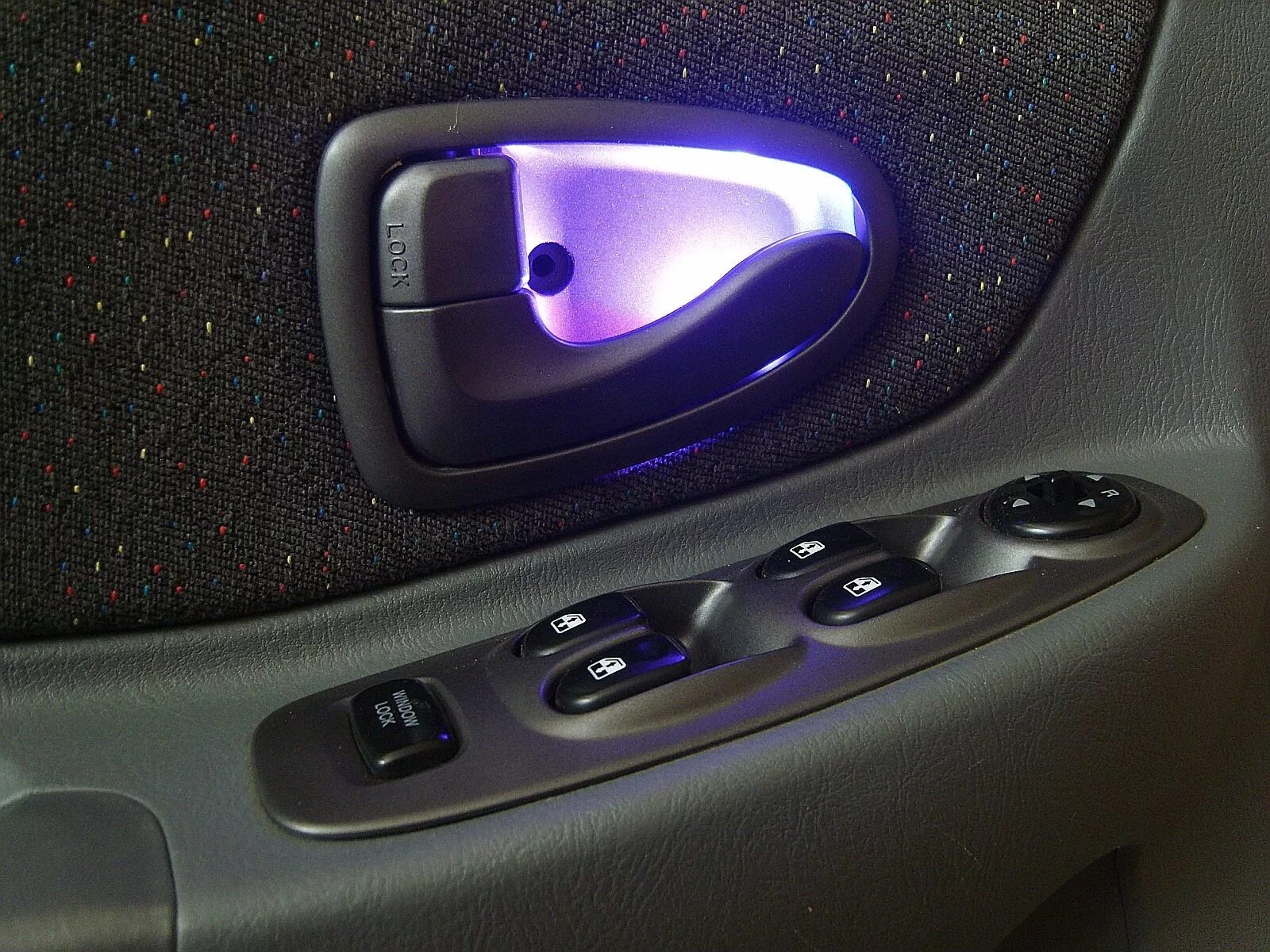 Подсветка ручек салона бмв е46. Подсветка дверных ручек калина 1. Подсветка дверей хюндай акцент. Подсветка ручек лада веста. Подсветка ручек пежо 308.