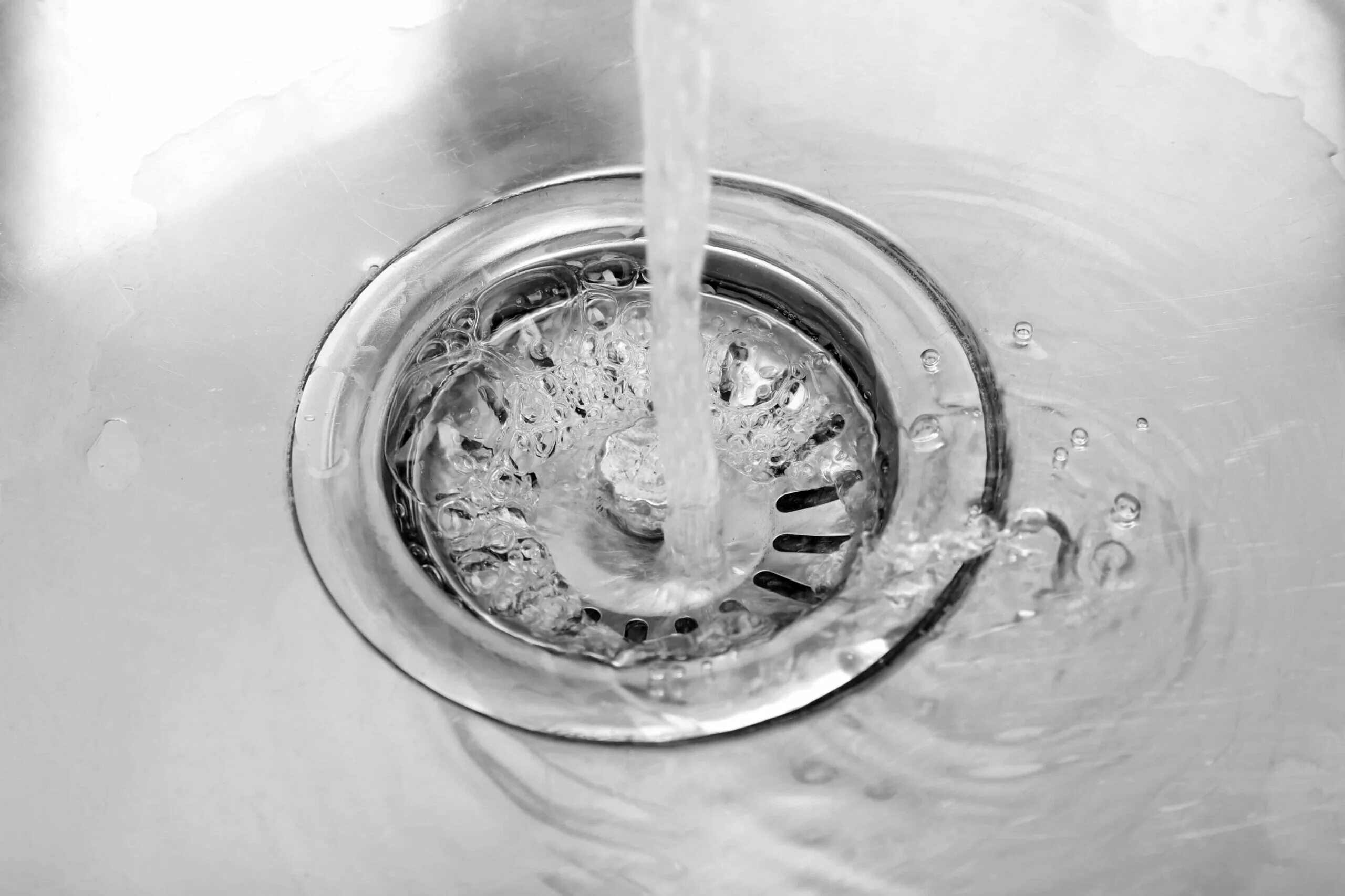 Воронка в воде. Водяная воронка. Засор в раковине. Воронка в воде. В раковине не стекает вода.
