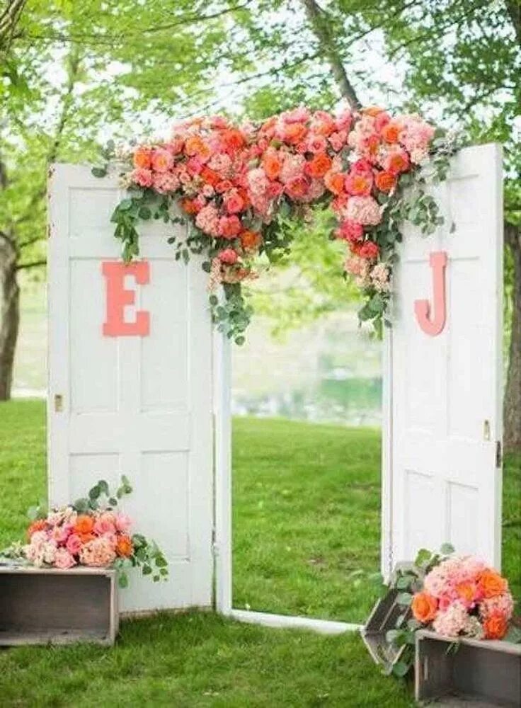 Фотозона из дверей. Арка из дверей на свадьбу. Свадебная арка из дверей. Фотозона двери на свадьбу.