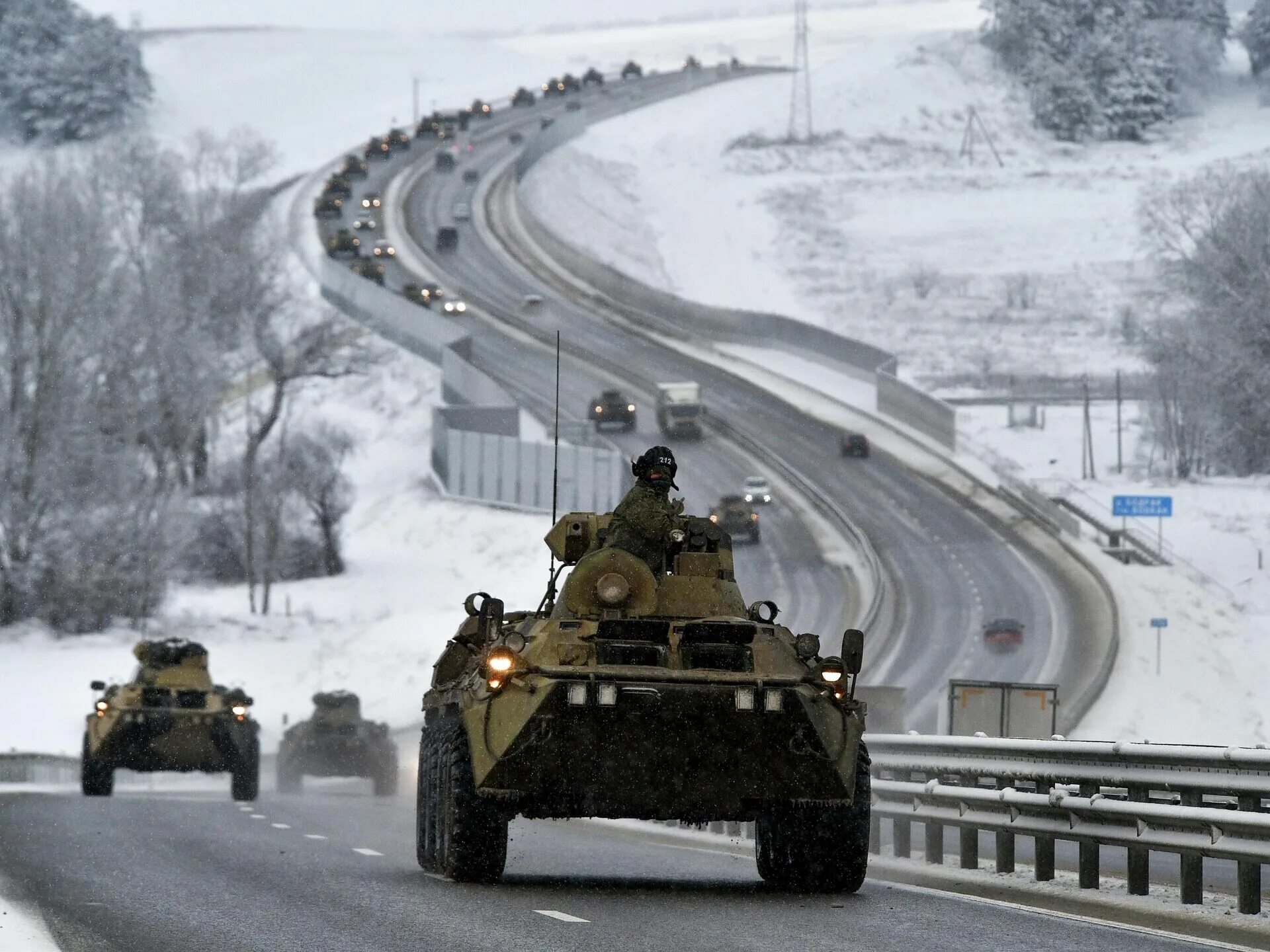 Прорыв российской границы. Колонна военной техники. Российская Военная колонна. Колонна танков. Колонна военной техники в Украине.